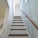 自然光に階段のアクセントクロスが映えます