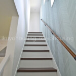 自然光に階段のアクセントクロスが映えます